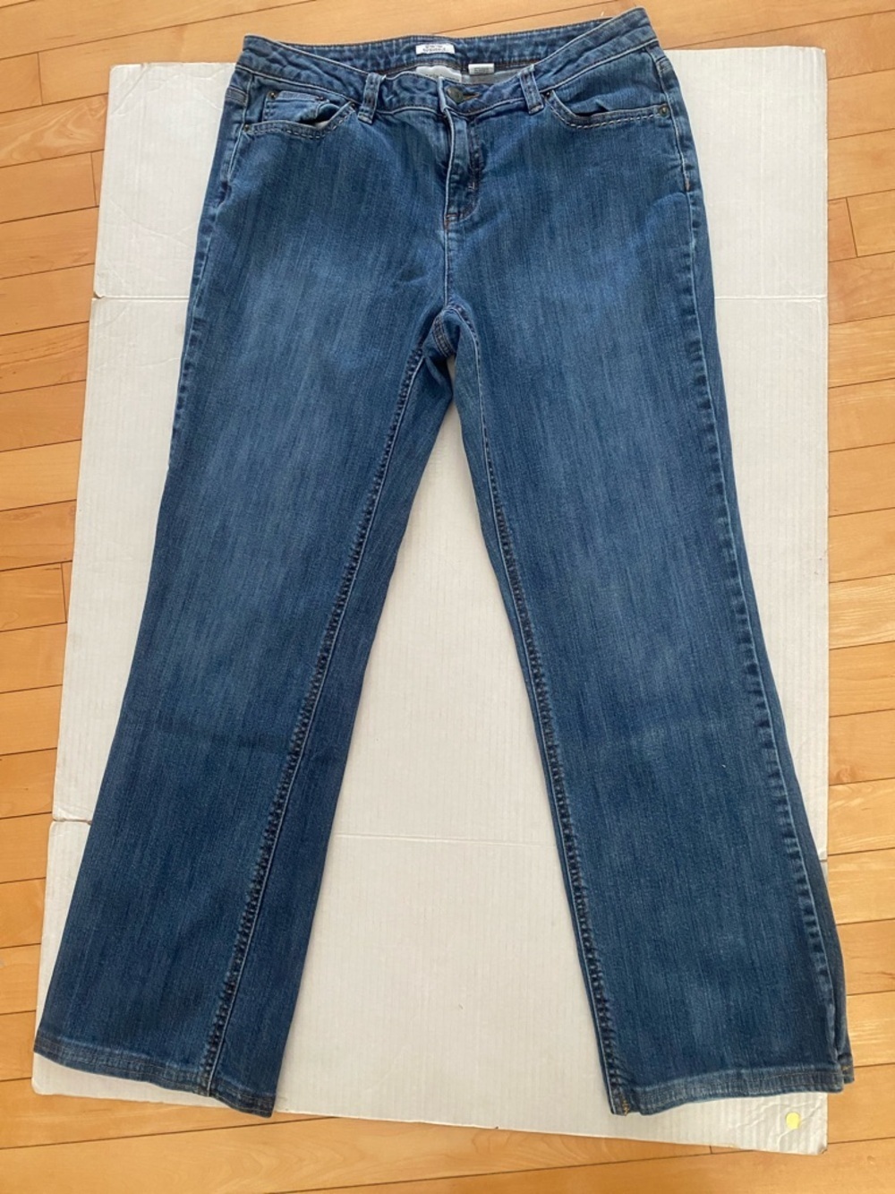 LIZ CLAIBORNE Stretch Denim Jeans straight leg in a medium wash Size 8